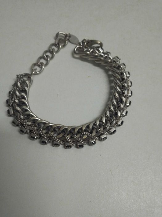 Pulseira prateada de mulher