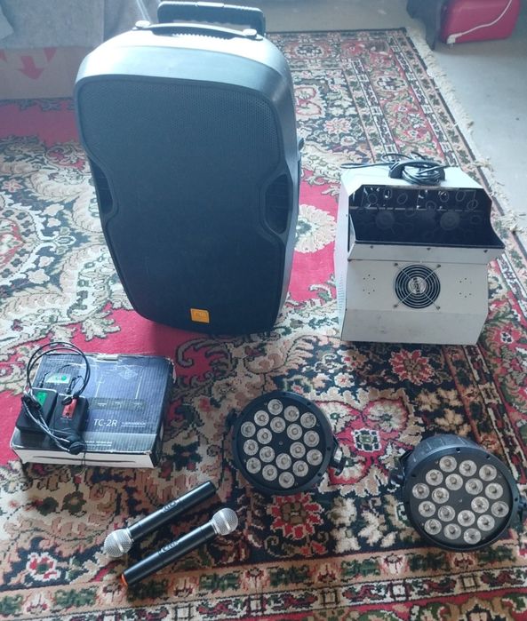 Музична колонка та музичне обладнання