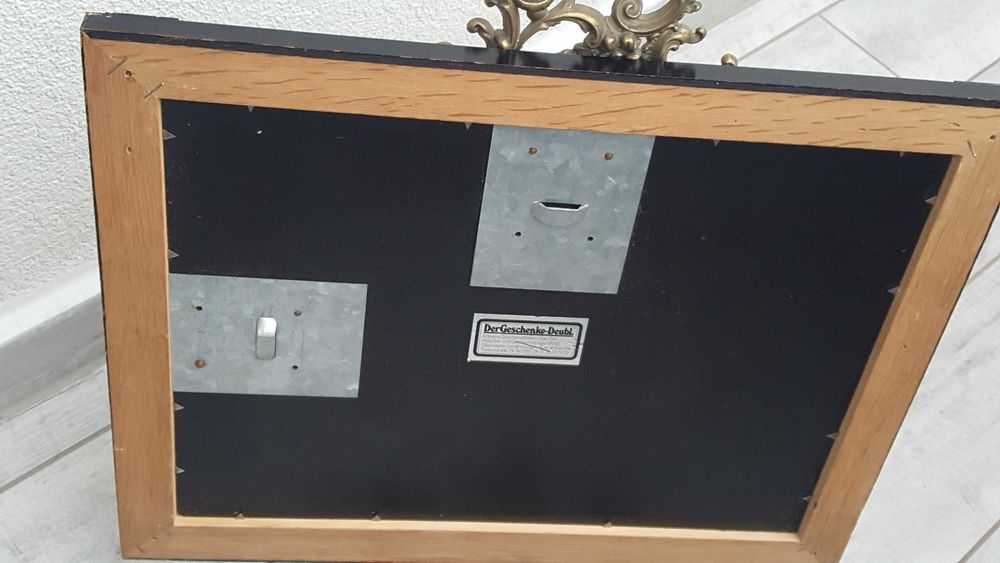 Lustro w drewnianej ramie