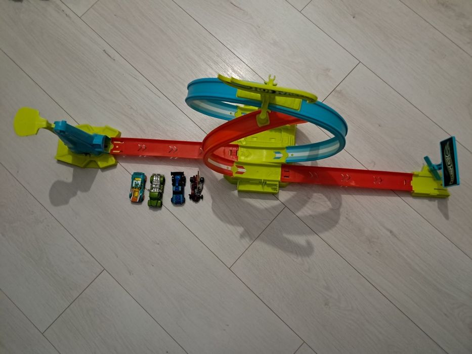 Tor hot wheels podwójna pętla