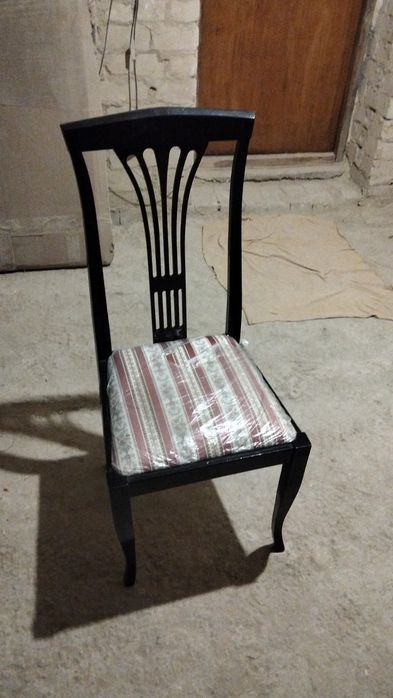 Продам стіл і два стільці