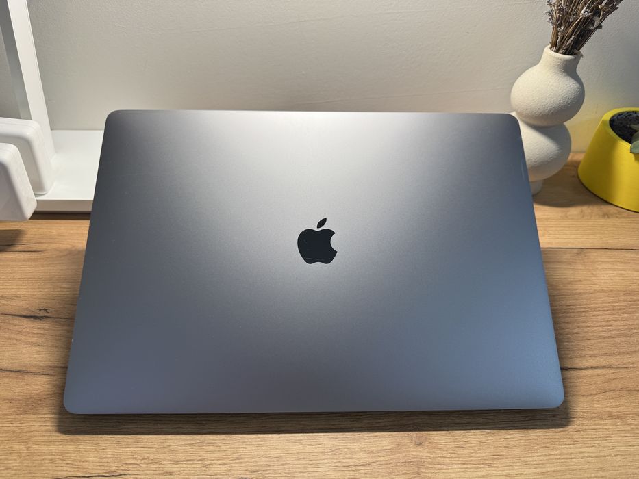 MacBook Pro 16 2019 8-Core i9 32Gb 1Tb Radeon 8Gb