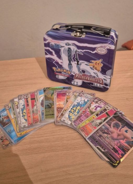 Lata com cartas Pokémon