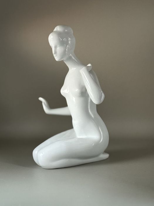 Figurka porcelanowa Zamyślona Royal Dux