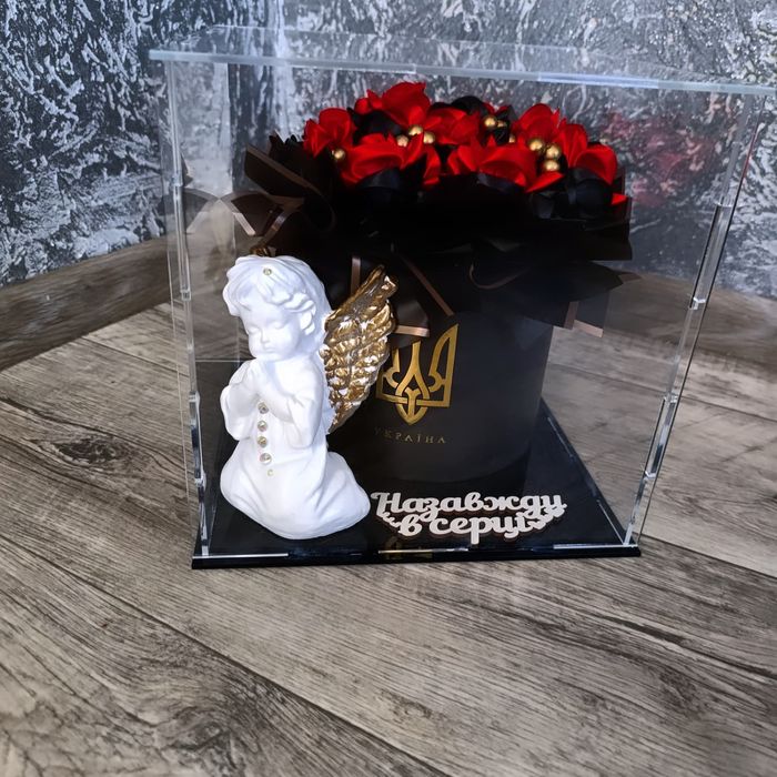 Композиція для загиблого героя в акриловому боксі букет