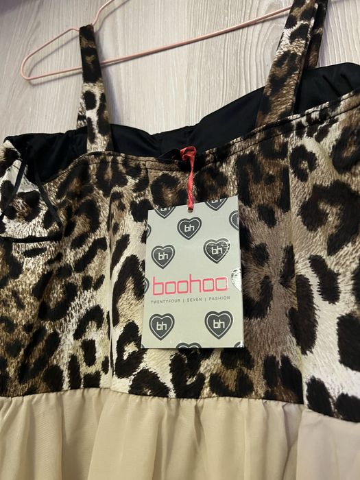 Vestido Boohoo padrão leopardo e bege