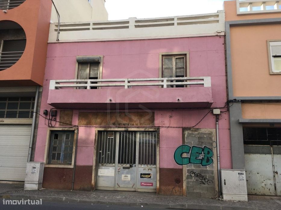 Two-storey building with courtyard, excellent location, Faro, Algarve