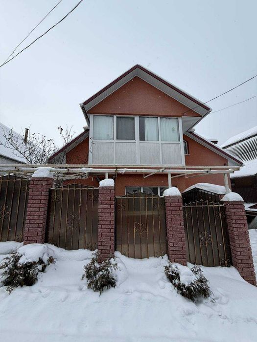 Шикарний будинок з терасою ,  яких мало, вкладено багато коштів !