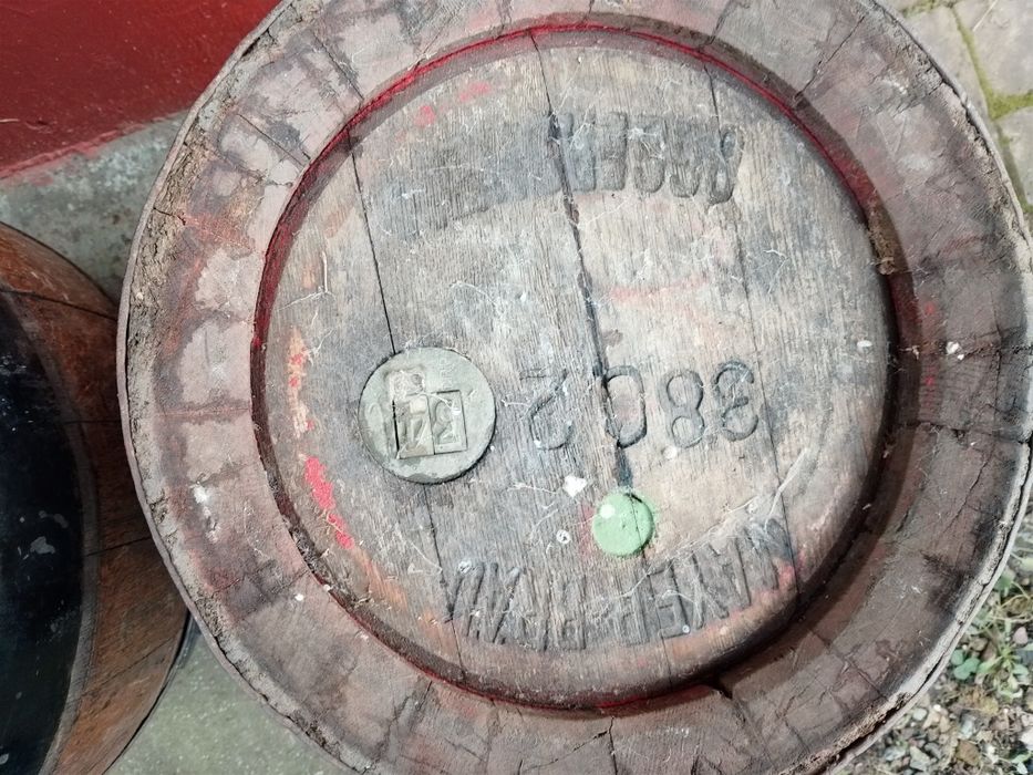 Stare masywne beczki