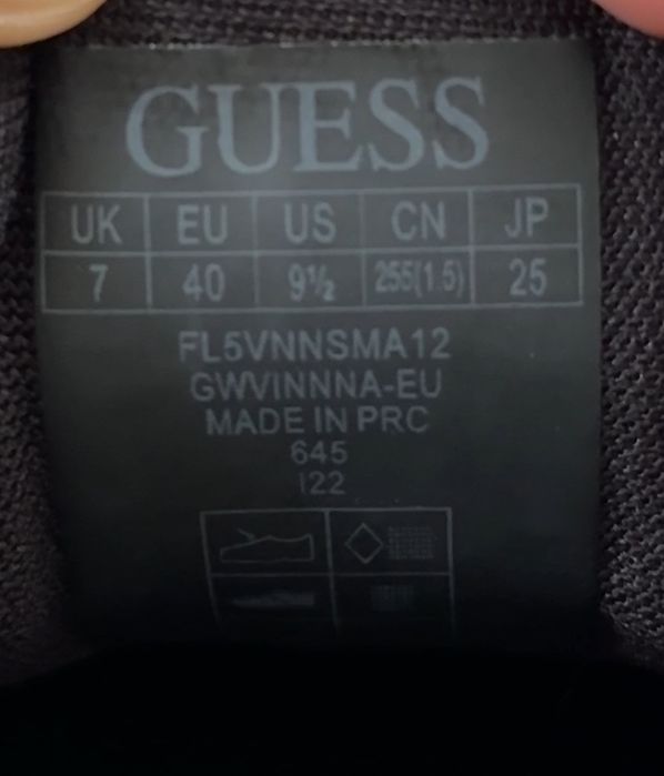 Кросівки GUESS.