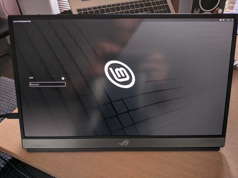 Monitor przenosny gamingowy Asus ROG Strix XG17AHPE 17,3 240Hz