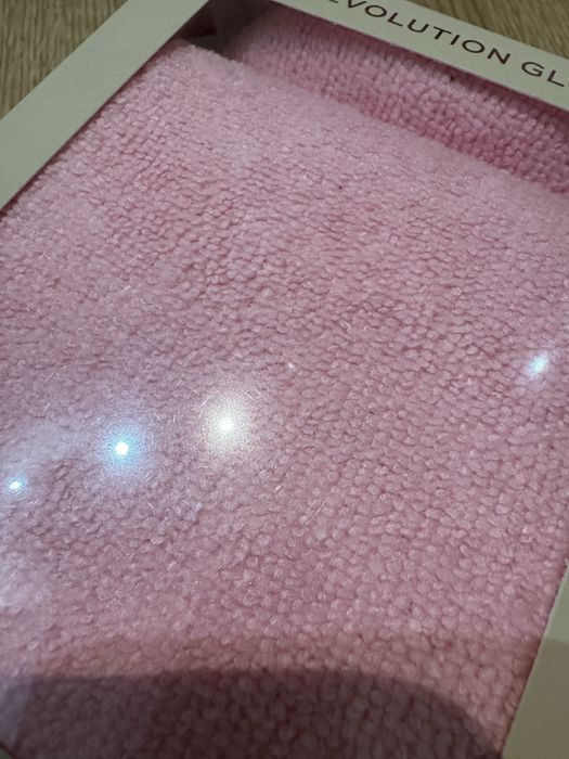 Make up Revolution Glow Body Remover Rękawica do Twarzy i Ciała Pink