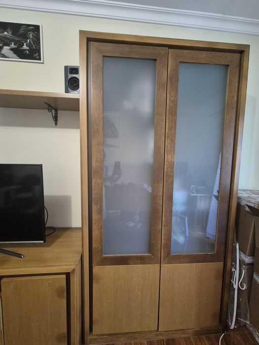 Estante de sala em carvalho.