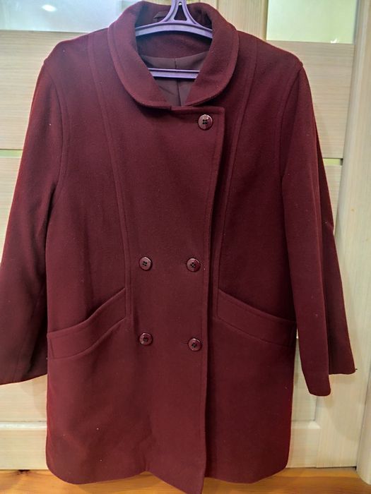 Весняне пальто кольору бурунді.