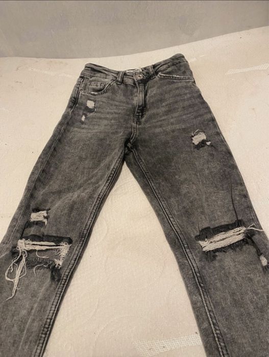 Czarne spodnie jeansowe z dziurami bershka