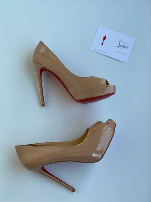 Женские бежевые лаковые туфли  Louboutin New Very Prive 12 см лабутены