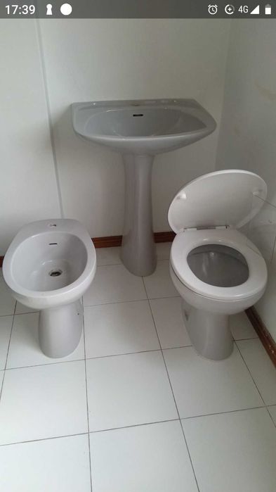 Conjunto de louças de casa de banho cinzento.
