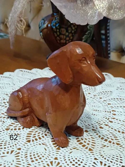 Drewniana figurka psa