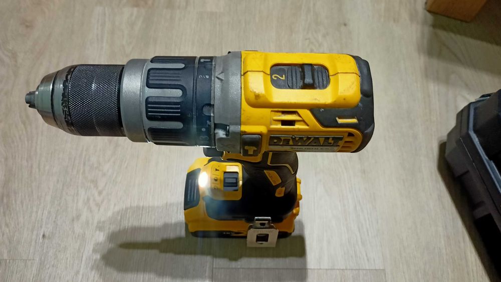 Wiertarko-wkrętarka udarowa DeWalt DCD796 z ładowarką i aku. 5Ah