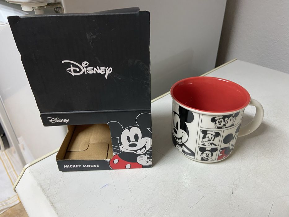 Doas canecas novas com caixa da disney