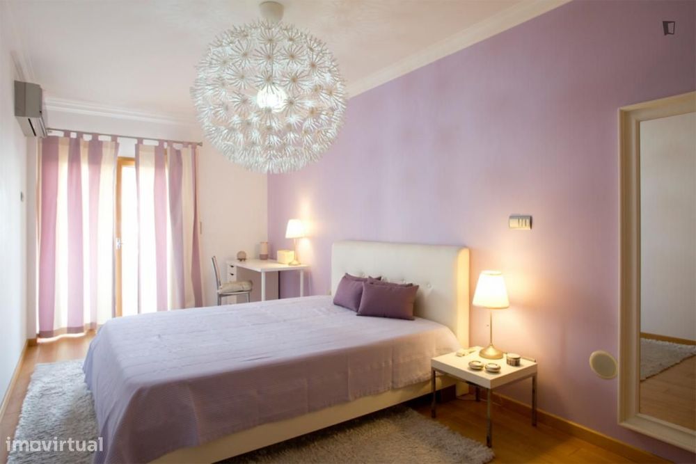 Quarto - localizado em Xabregas Lisbon