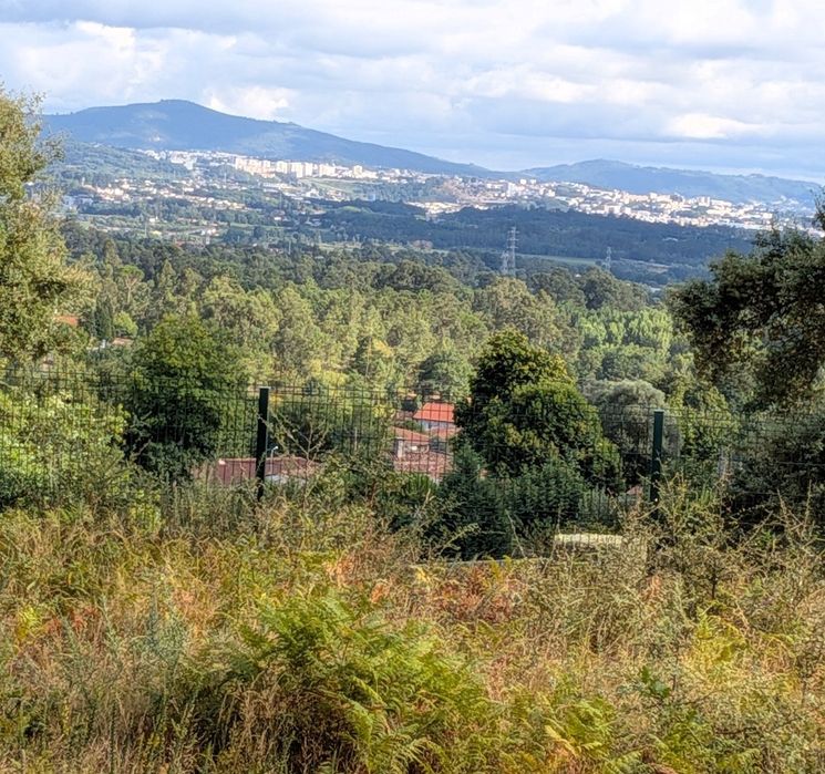 Vendo terreno  urbano para construção de moradia individual ,2 geminadas em PH, ou 3 em Banda em PH , Turiz Vila Verde Braga , exeles vistas P. Braga