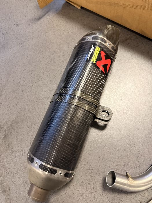 Vendo escape AKRAPOVIC R125