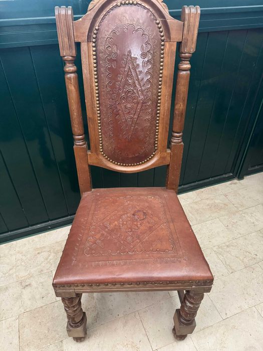 Cadeira em madeira antiga