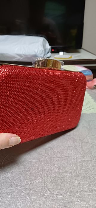 Czerwona brokatowa kopertówka