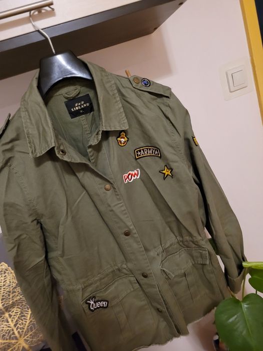 Kurtka w militarnym stylu.