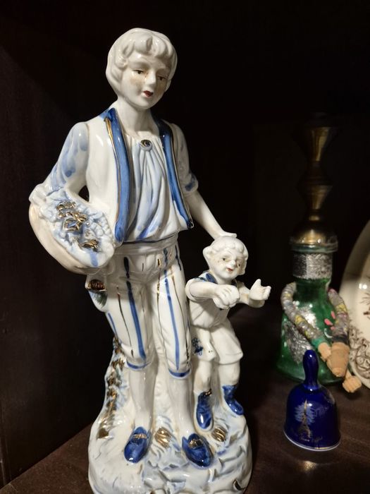 Estátuas de porcelana com meninos