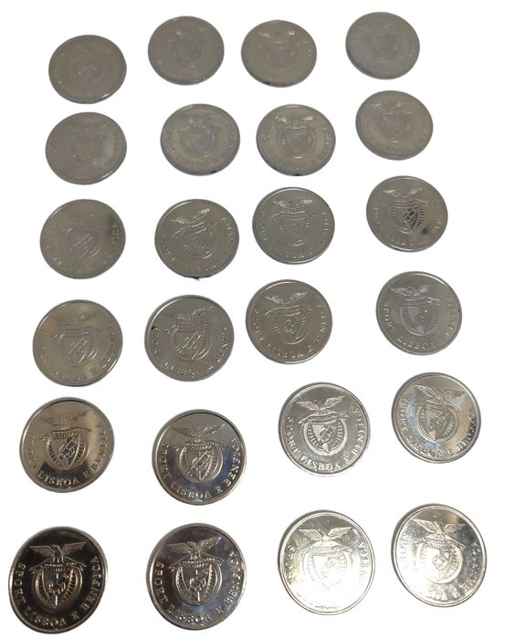 Conjunto de 24 moedas comemorativas.