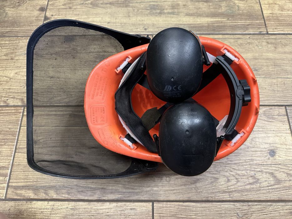 Kask ochronny dla drwali, kask do prac leśnych 55X62 cm.