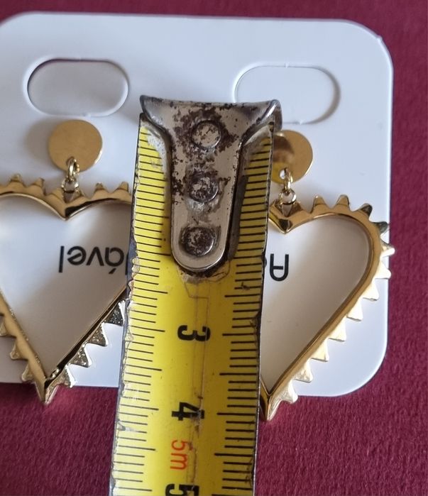 Brincos dourados, em aço, formato coração. 4cm de altura. De pico.