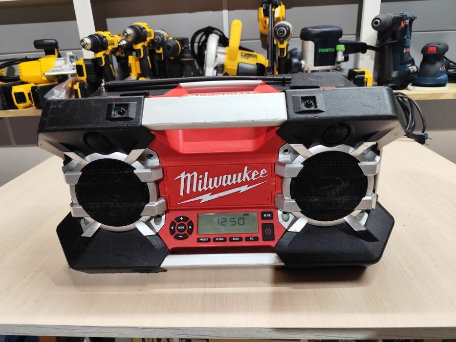 Milwaukee M12- 28 DCR колонка/радіо/ Мілвоке оригінал