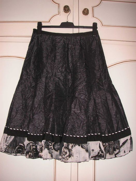 Saia Lanidor em Branco Bordado inglês e Marca Cerise em Preto