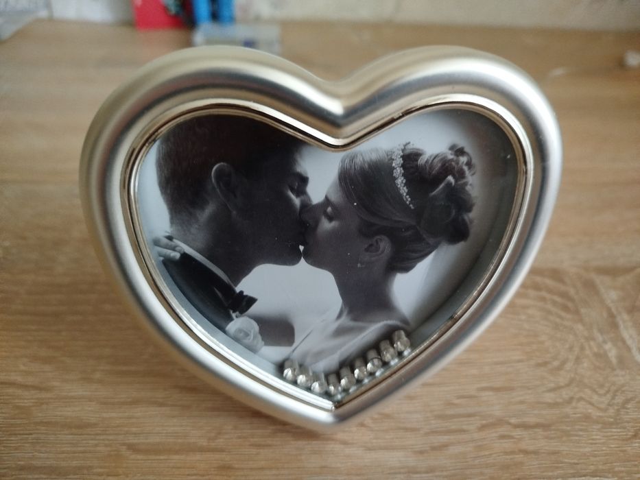 Безкоштовно віддам рамку/підставку для фото