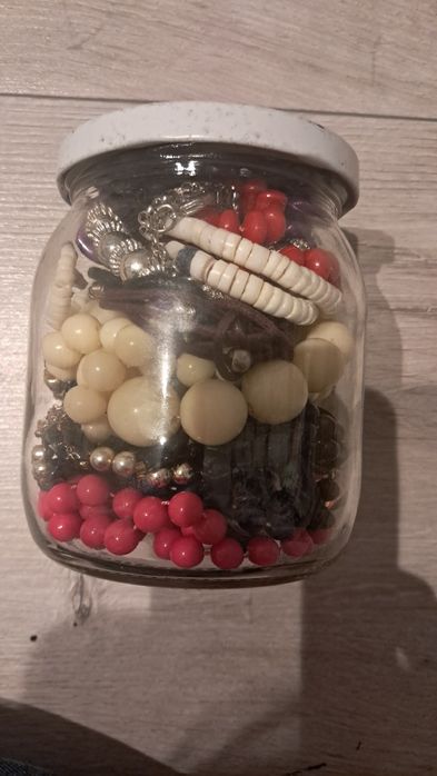 Mały sloik z biżuterią