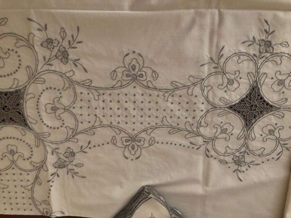 Toalha de mesa e guardanapos bordados à mão