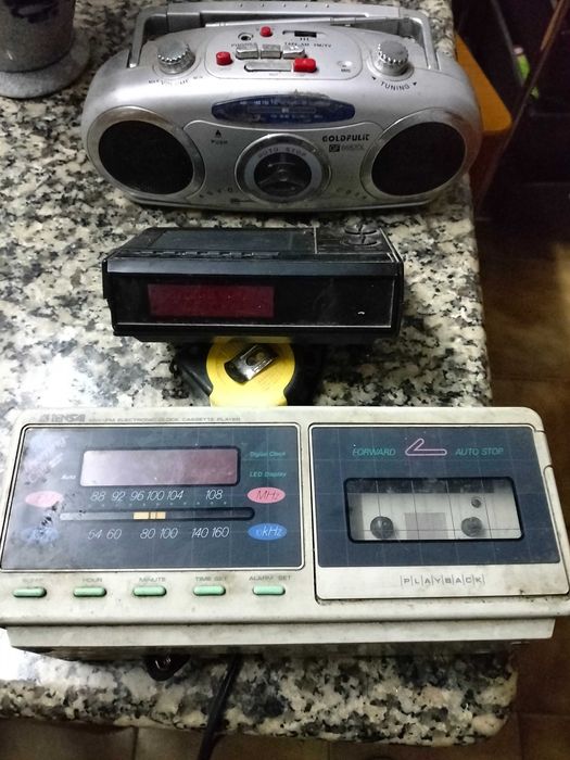 Telefone antigo entre outras coisas