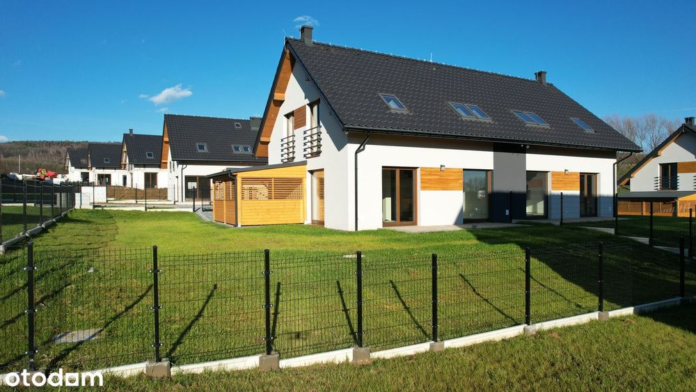 Dom z wiatą samochodową z osobnym wjazdem i dużym prywatnym ogrodem