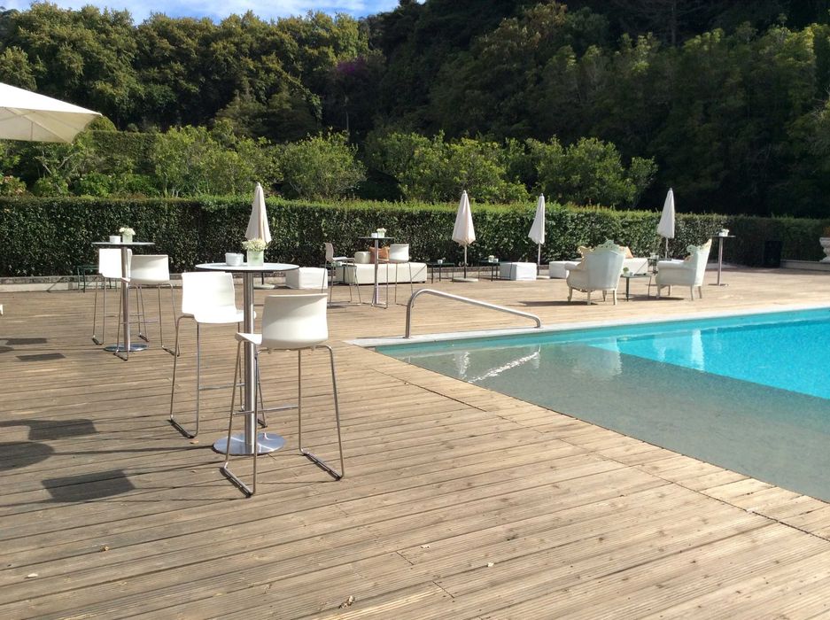 Vende-se! Mesa Bistro Alta em Aço Inoxidável e Tampo Fenólico Branco