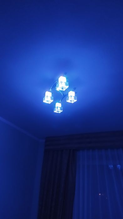 Lampa, żyrandol z 4 źródłami swiatla.