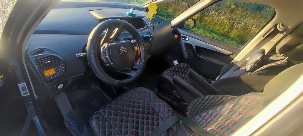 Автомобіль Сітроен С4 Гранд Пікассо