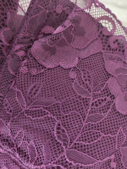 Biustonosz kolor śliwkowy koronkowy rozm. 40, 75C firmy H&M