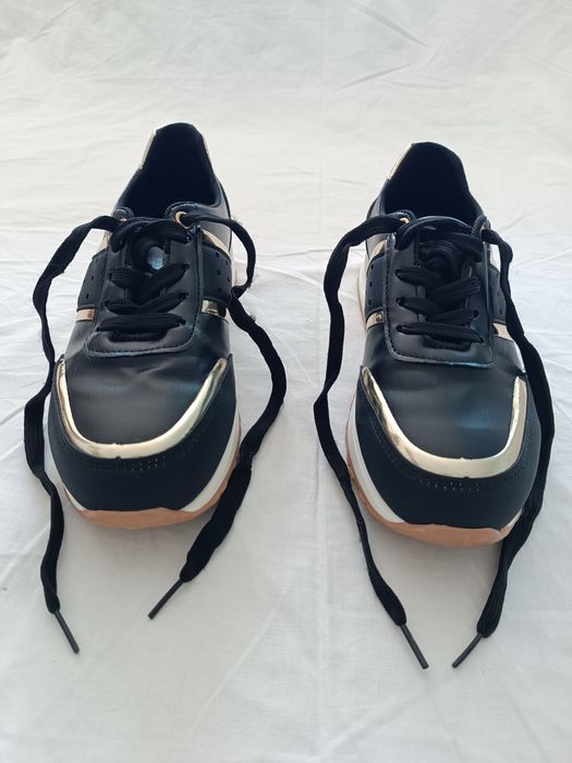 Tennis preto e dourado