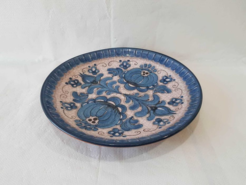 Ręcznie wykonany austriacki ścienny talerz ceramiczny sygnowany