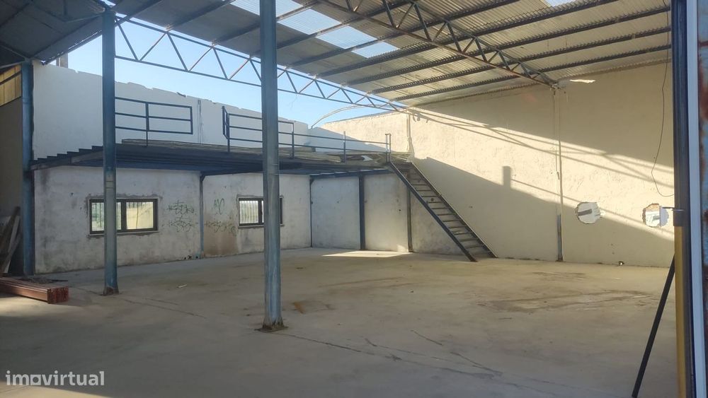 Armazéns industrial com 250m2/150m2 para arrendar.