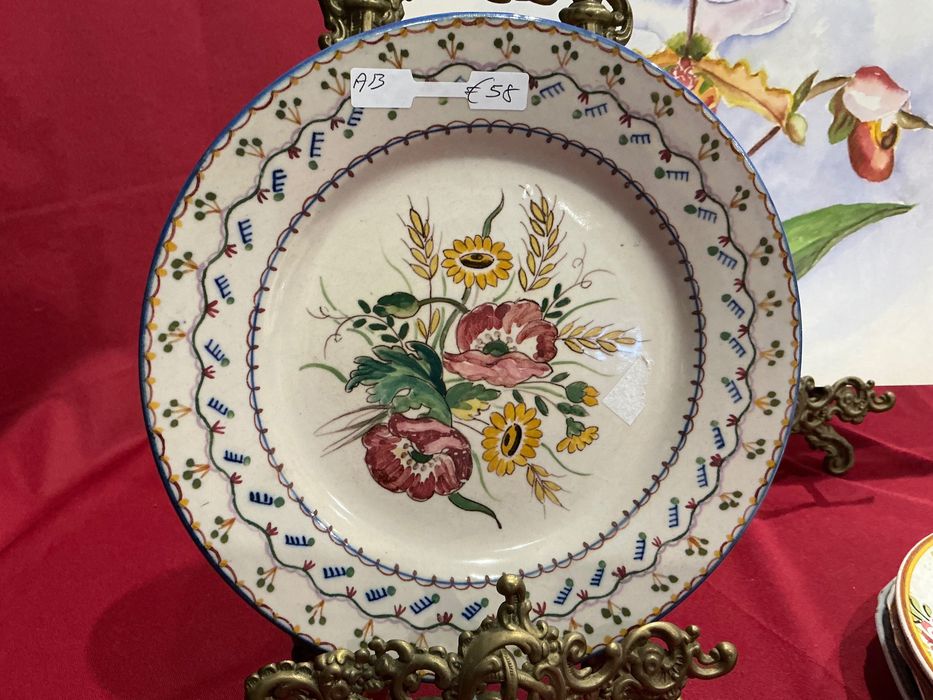 Prato porcelana com 23 cm assinado.  Anúncios abaixo