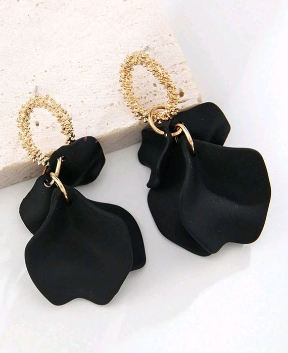 Kolczyki wiszące płatki akrylowe czarne że złotym kółeczkiem